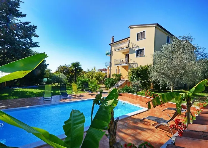 Pensjonat With Pool Albina Valizza