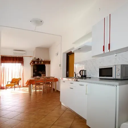 Πανσιόν With Pool Albina Valizza