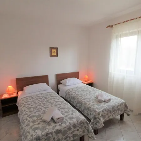 With Pool Albina Konukevi Valizza