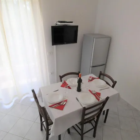 Konukevi With Pool Albina Valizza