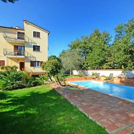 Pensionat With Pool Albina Umag