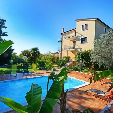 Pensionat With Pool Albina Umag