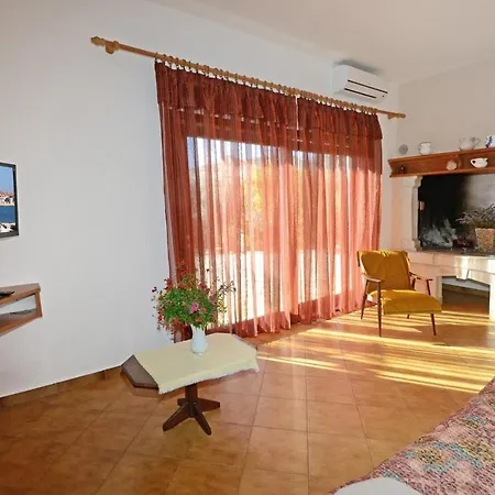 With Pool Albina Πανσιόν