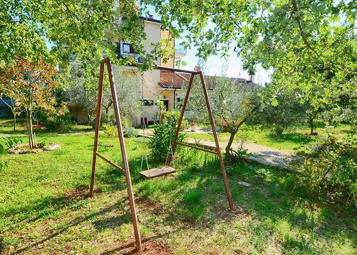 Pensión With Pool Albina